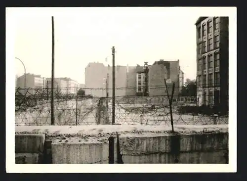 2 Fotografien Ansicht Berlin, Mauerstreifen an der Liesenstrasse / Gartenstrasse, Blick nach Ost-Berlin, Stacheldraht