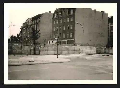 2 Fotografien Ansicht Berlin, Mauerstreifen an der Liesenstrasse / Gartenstrasse, Blick nach Ost-Berlin, Stacheldraht