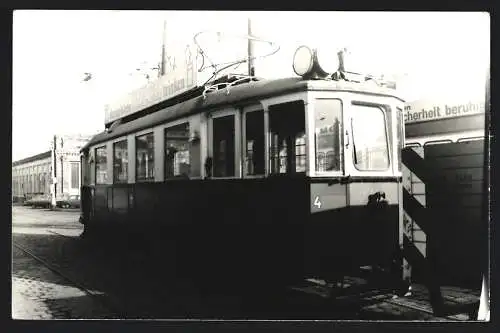 Fotografie unbekannter Fotograf und Ort, Strassenbahn mit Wagennummer 4