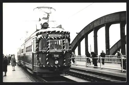 Fotografie Helmut Bogner, Wien, österreichische Strassenbahn Linie 132 mit Ziel Schottenring im Festschmuck