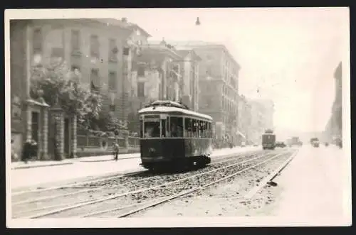 Fotografie unbekannter Fotograf und Ort, Strassenbahn im verschneiten Winter