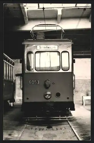 Fotografie unbekannter Fotograf und Ort, Strassenbahn Schleifwagen mit Wagennummer 6053 im Depot