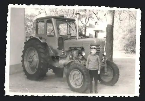 Fotografie Stober-Schulz, Frankfurt / Oder, Traktor Belarus MT3.50 mit jungem Knaben