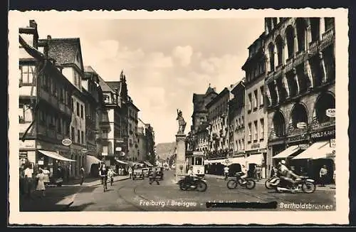 AK Freiburg / Breisgau, Strasse mit Bertholdsbrunnen