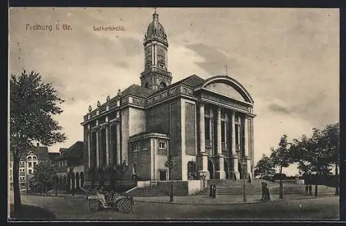 AK Freiburg i. Br., Lutherkirche mit Strassenpartie