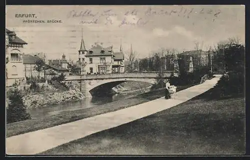 AK Erfurt, Flaneurin mit Kinderwagen nahe der Pförtchenbrücke