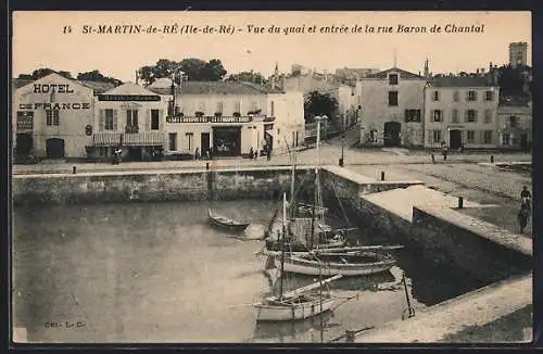 AK Saint-Martin-de-Ré, Vue du quai et entrée de la rue Baron de Chantal