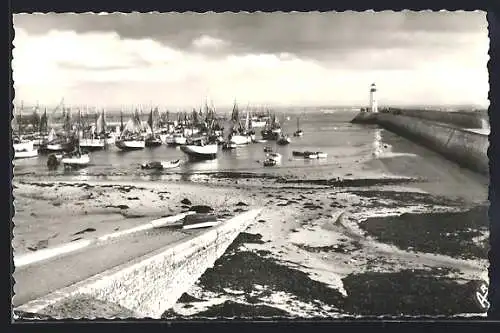 AK Saint-Trojan, Vue du port avec bateaux et phare