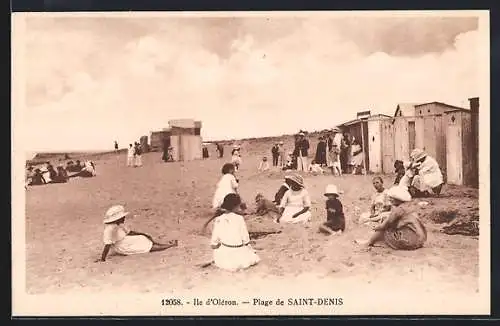 AK Saint-Denis, Plage avec des enfants jouant dans le sable et des cabines de plage en arrière-plan