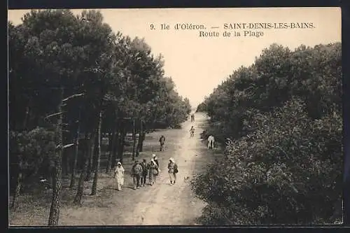 AK Saint-Denis-les-Bains, Route de la Plage avec des promeneurs en forêt