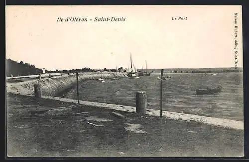 AK Saint-Denis, Le Port avec bateaux amarrés sur le quai