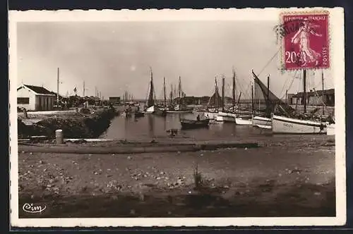 AK Saint-Trojan-les-Bains, Le Port avec voiliers et bateaux de pêche