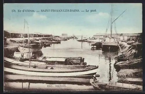 AK Saint-Trojan-les-Bains, Le port avec bateaux amarrés et quais animés