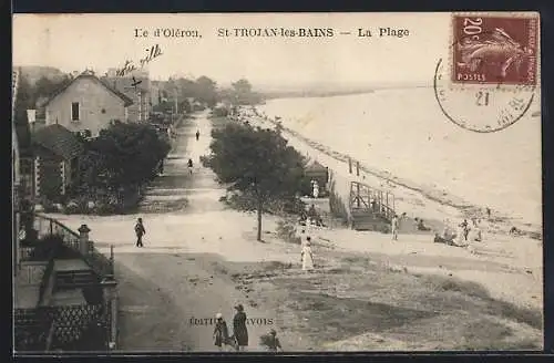 AK Saint-Trojan-les-Bains, La Plage avec vue sur les maisons et les promeneurs le long de la côte