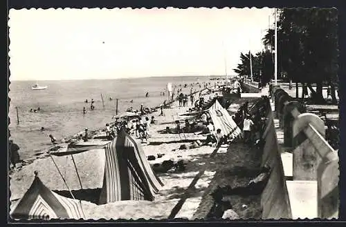 AK Saint-Trojan-les-Bains, Plage animée avec des baigneurs et tentes de plage