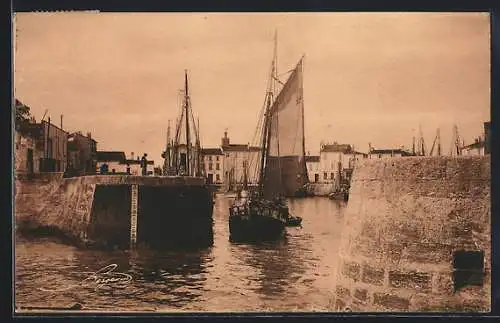 AK La Flotte, Entrée du port avec voiliers et quais en pierre