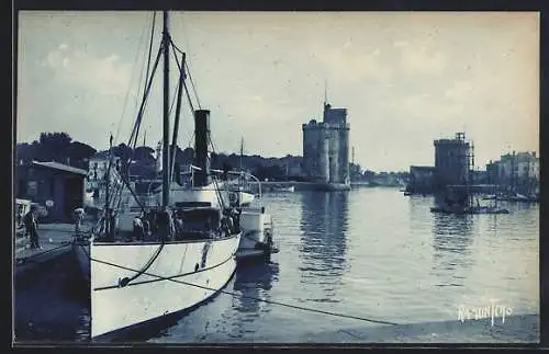 AK La Rochelle, Sortie du port Le Coligny avec vue sur les tours de la ville