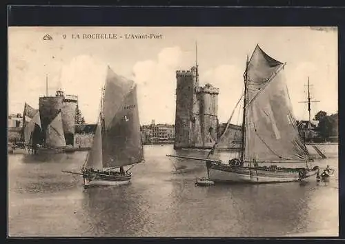 AK La Rochelle, L’Avant-Port avec voiliers et tours médiévales