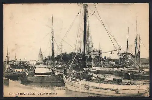 AK La Rochelle, Le Vieux Bassin avec des voiliers et des bateaux à quai