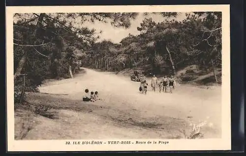 AK Vert-Bois, Route de la Plage avec promeneurs et voiture dans une forêt de pins