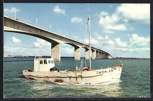 AK Ile d`Oléron, Viaduc de liaison avec bateau en premier plan