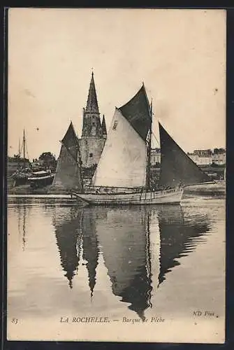 AK La Rochelle, Barque de pêche devant l`église