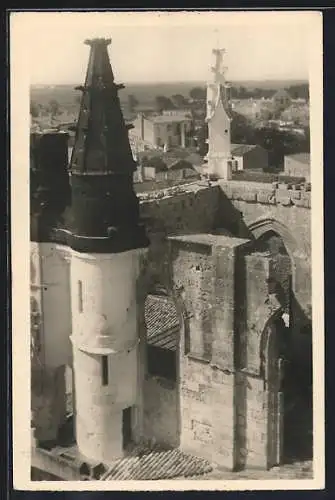 AK Saint-Martin-de-Ré, La Tour d`Angle de l`Église Gothique