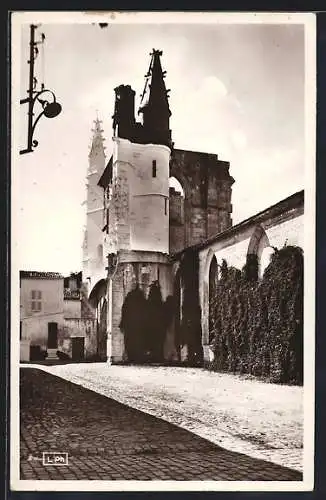 AK Saint-Martin-de-Ré, Église de St. Martin vue des ruines en extérieur