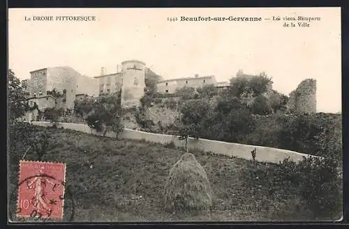 AK Beaufort-sur-Gervanne, Les vieux Remparts de la Ville