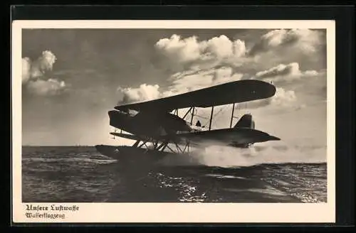 AK Wasserflugzeug der Luftwaffe beim Start