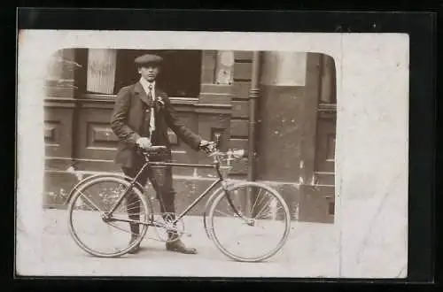 Foto-AK Junger Mann mit Fahrrad, Karbidlampe, Lepper Ledersattel