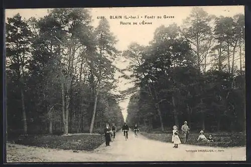 AK Blain, Forêt du Gâvre, Route de l`Épine avec promeneurs et cyclistes