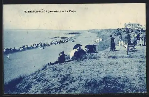 AK Tharon-Plage, La Plage avec des visiteurs et des parasols sur la dune