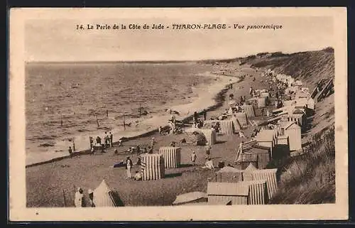 AK Tharon-Plage, Vue panoramique de la plage animée avec cabines de bain et vacanciers