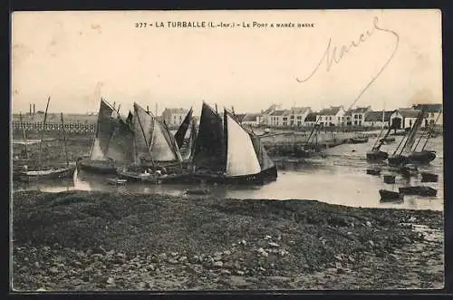 AK La Turballe, Le port à marée basse avec voiliers et maisons en arrière-plan