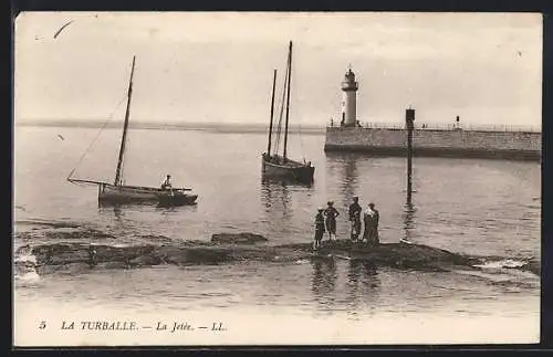 AK La Turballe, La Jetée avec bateaux et phare