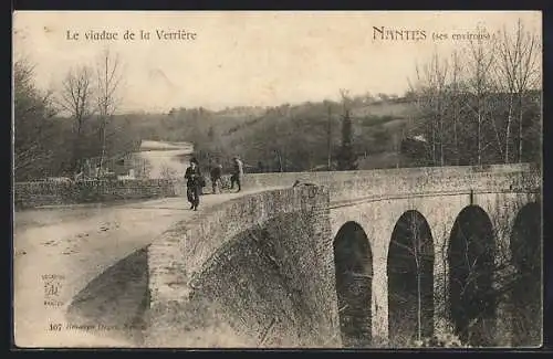 AK Nantes, Le viaduc de la Verrière avec des passants