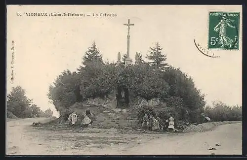 AK Vigneux, Le Calvaire avec des enfants sur les marches