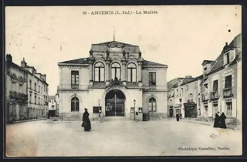 AK Ancenis, La Mairie et la place devant l`hôtel de ville