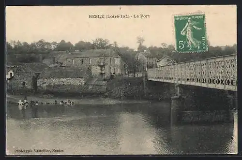 AK Beslé, Le Port et le pont enjambant la rivière