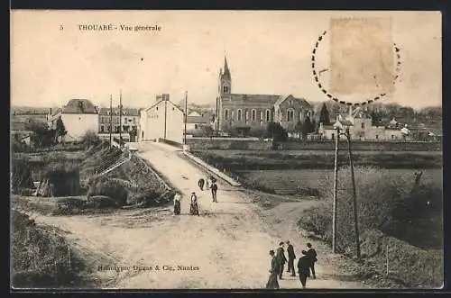 AK Thouaré, Vue générale du village avec église et habitants sur la route