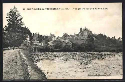 AK Saint-Julien-de-Vouvantes, Vue générale prise d`au-delà l`eau