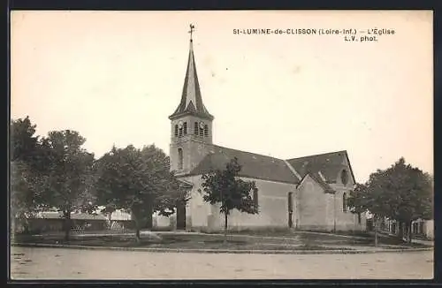 AK Saint-Lumine-de-Clisson, L`Église vue depuis la rue principale