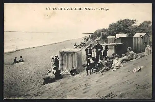 AK Saint-Brévin-les-Pins, La Plage avec baigneurs et cabines sur le sable