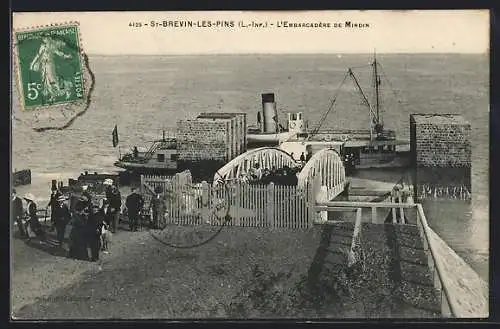 AK St-Brevin-les-Pins, L`Embarcadère de Mindin avec un navire à quai et des passagers sur le ponton