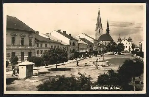 AK Leonfelden /O.-Ö., Strassenpartie mit Kirche