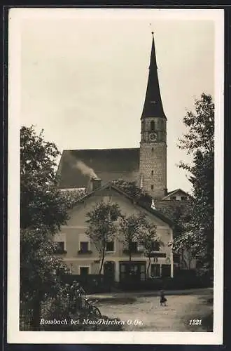 AK Rossbach bei Mauerkirchen, Blick aus einer Strasse zur Kirche