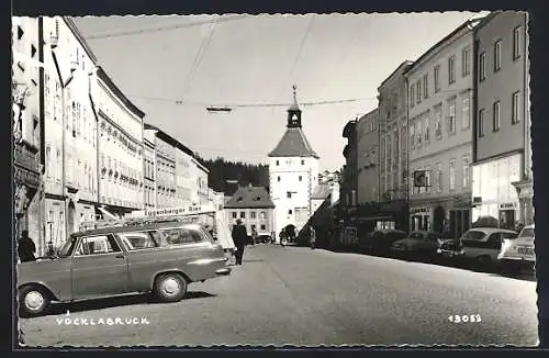 AK Vöcklabruck, Stadtplatz mit Turm, Eggenberger Bier-Reklame auf einem Autoanhänger