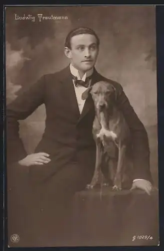 AK Schauspieler Ludwig Trautmann mit Hund