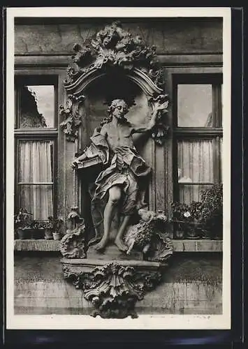 Foto-AK Deutscher Kunstverlag, Nr. 53: Würzburg, Johannes der Täufer, Hausfigur am Hof Klein-Burckstatt